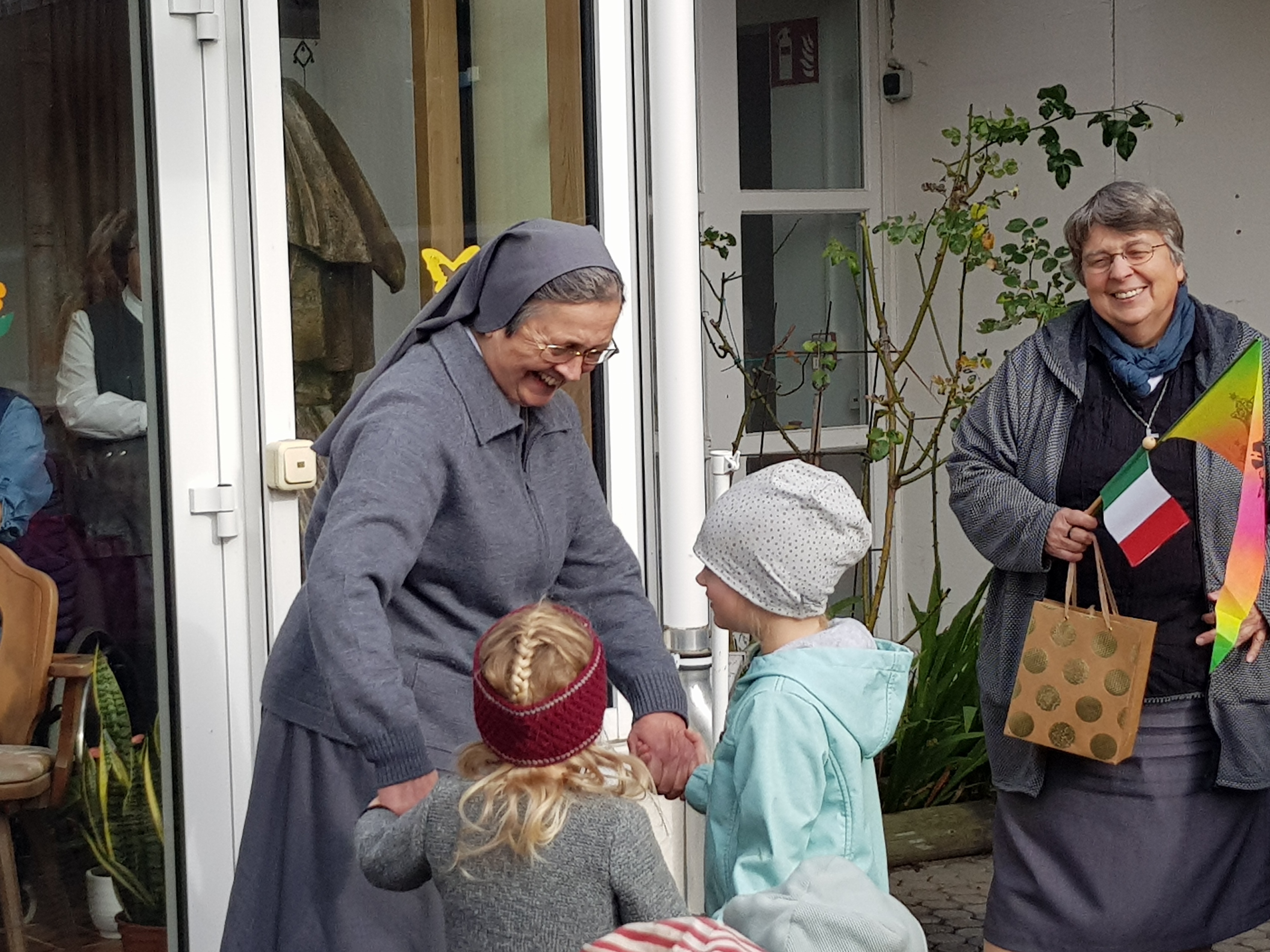 Besuch Madre Chiara / FMA AUG Empfang von den Kindergartenkindern in Rottenbuch
