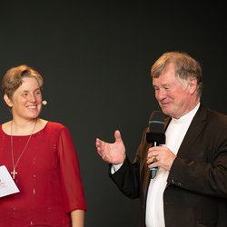 Moderatorin Sr. Elisabeth Siegl und Diözesanbischof Dr. Manfred Scheuer 