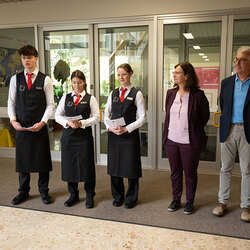 Begrüßung der Gäste durch Schülerinnen und Schüler der HLW