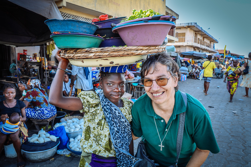 Benin, Cotonou, Dankopta Markt: Die österreichische katholische Ordensschwester Sr.Johanna Denifl mit einer Verkäuferin auf dem Markt.Die Don Bosco Schwestern betreiben auf dem größten Markt Westafrikas das Schutzzentrum Baraque SOS, eine Anlaufstel