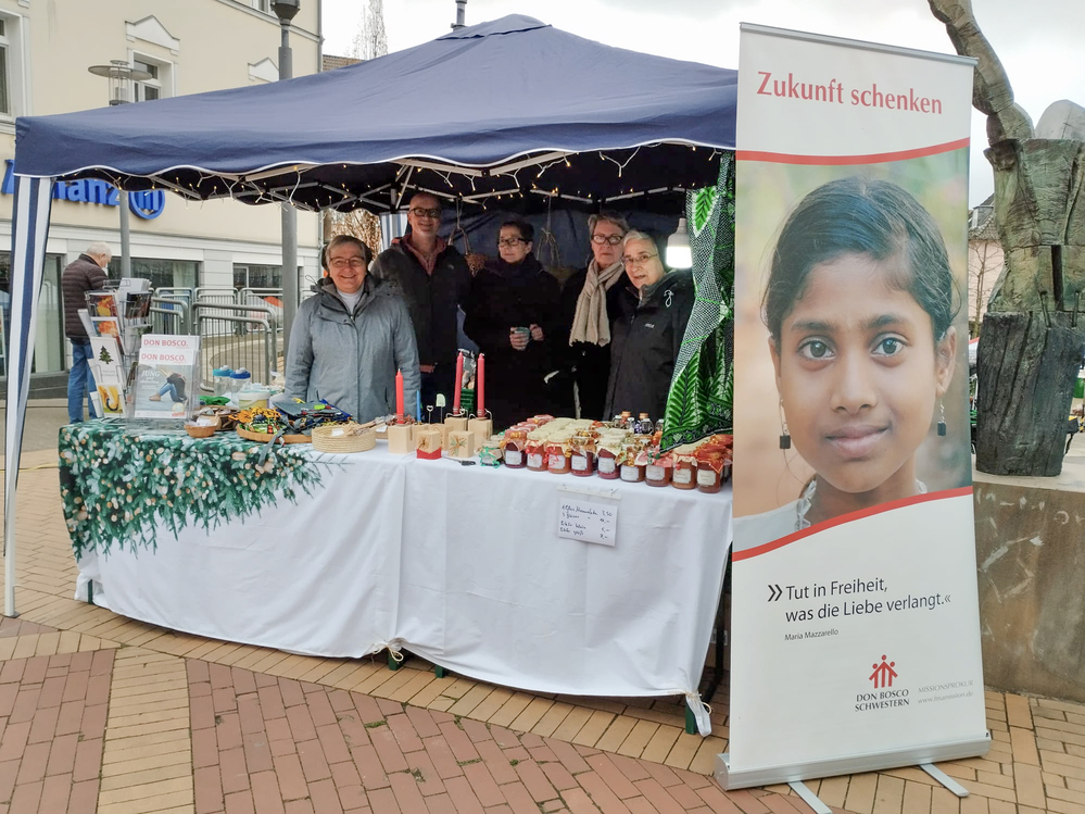 Sr. Birgit Baier (li) hat auch dieses Jahr die Zusammenarbeit für den gemeinsamen Stand koordiniert.