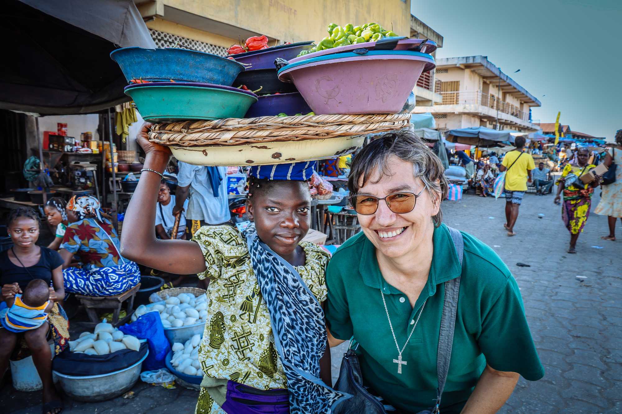 Dankopta Markt: Schutzzentrum Baraque SOS der Don Bosco Schwestern / Hartmut Schwarzbach Benin, Cotonou, Dankopta Markt: Die österreichische katholische Ordensschwester Sr.Johanna Denifl mit einer Verkäuferin auf dem Markt.Die Don Bosco Schwestern betreiben auf dem größten Markt Westafrikas das Schutzzentrum Baraque SOS, eine Anlaufstel