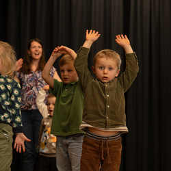 Die Kinder des Praxiskindergartens stellen ihr Don Bosco Kindergartenlied vor.