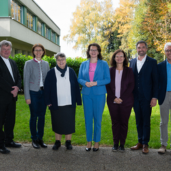 Diözesanbischof Dr. Manfred Scheuer, Dr.in Elisabeth Haas (Bildungsdirektion OÖ, Schulaufsichtsteam), Provinzleiterin Sr. Petra Egeling, Landtagsabgeordnete Elisabeth Gneißl, Schulleiterin Mag.a Margit Gangl, Bürgermeister DI Peter Schobesberger, ste