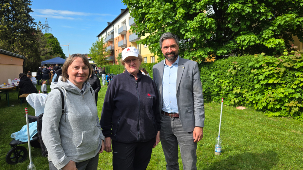 Bürgermeister Peter Schobesberger gratuliert Sr. Zäzilia Holzer und Sr. Sylvia Steiger zum gelungenen Fest.