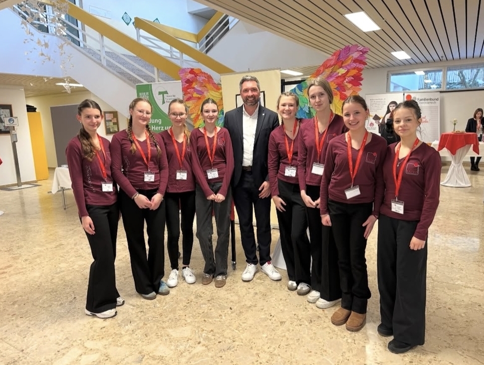 Bürgermeister Peter Schobesberger mit Schülerinnen