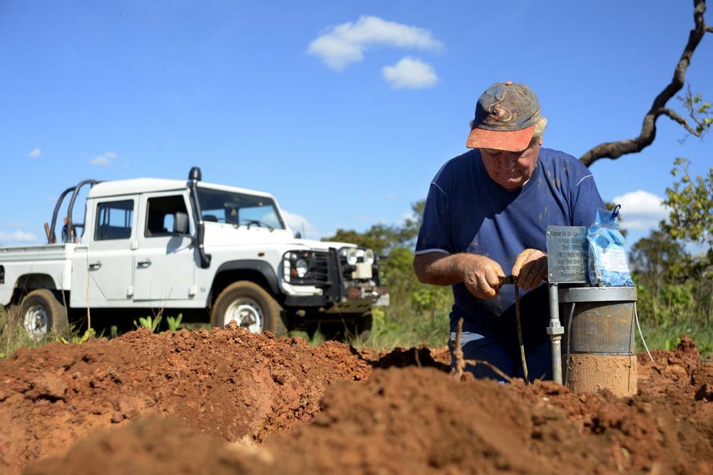 Bruder Alois Würstle (hier: schließt die Pumpe an) mit seinen Helfern Paulinho und Osmar bohren einen Brunnen im Dorf Tres Rios nahe Sangradouro, Primavera do Leste, Mato Grosso, Brasilien; Foto: Florian Kopp