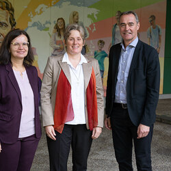 Mag. Martin Radatz, Schuldirektor vom Don Bosco Gymnasium Unterwalterdorf zählte ebenso zu den Gästen - im Bild mit Schulleiterin Mag. Margit Gangl und Sr. Elisabeth Siegl