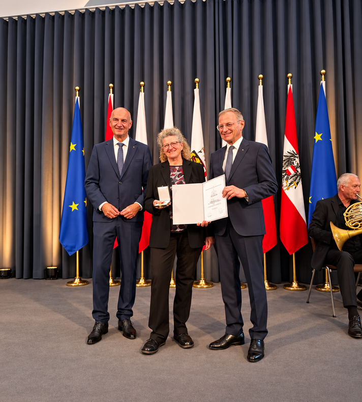 Humanitätsmedaille für Sr. Zäzilia Holzer / FMA Vöcklabruck Landesrat Dr. Wolfgang Hattmannsdorfer, Sr. Zäzilia Holzer, Landeshauptmann Mag. Thomas Stelzer