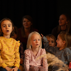 Die Kinder des Praxiskindergartens stellen ihr Don Bosco Kindergartenlied vor.