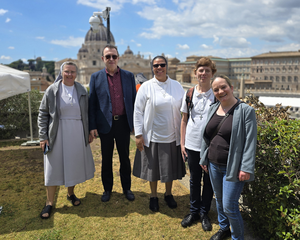 Sr. Annecie Audate (Mitte) mit Sr. Renate Schobesberger (2.v.r.) und Malou Morgenstern (re.)