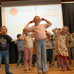 Die Kinder des Praxiskindergartens stellen ihr Don Bosco Kindergartenlied vor.