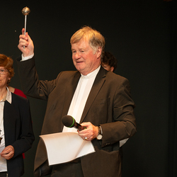 Diözesanbischof Dr. Manfred Scheuer segnet die Don Bosco Schulen anlässlich der 50-Jahr-Feier.