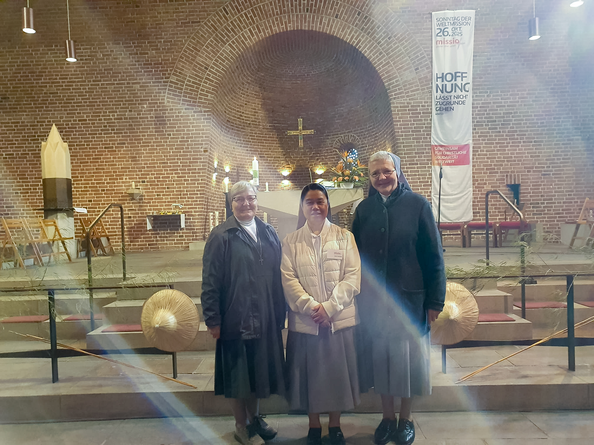 Missionsprokuratorin Sr. Birgit Baier, Sr. Elizabeth Aung, Projektkoordinatorin Myanmar, und Sr. Aloisia Bumberger