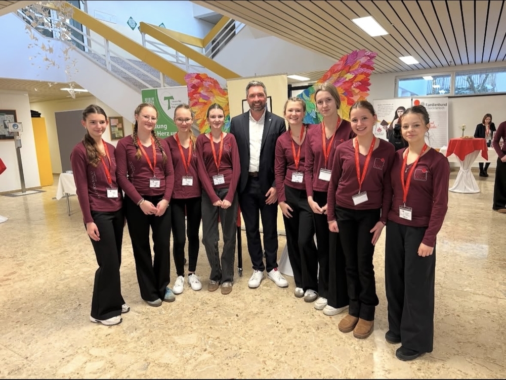 Bürgermeister Peter Schobesberger mit Schülerinnen