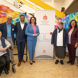 (von rechts) Sr. Johanna Montag, stellvertretender Schulleiter Mag. Wolfgang Humer, Bürgermeister DI Peter Schobesberger, Landtagsabgeordnete Elisaebth Gneißl, Provinzleiterin Sr. Petra Egeling, Schulleiterin Mag. Margit Gangl