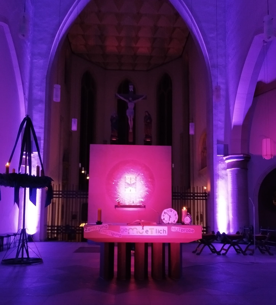 In all dem Trubel lud die Dionysius-Kirche ganztägig zum stillen Verweilen ein.