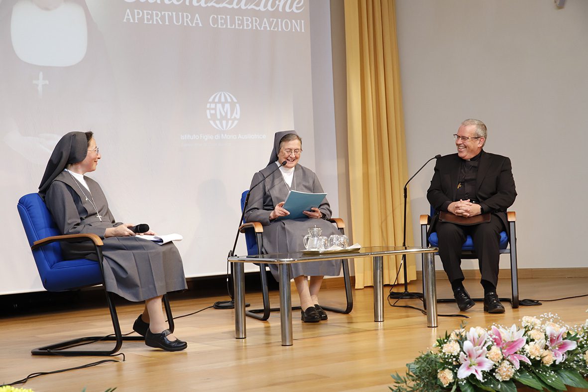 Generalsekretärin Sr. Maria Luisa Nicastro, Generaloberin Madre Chiara Cazzuola und Don Fabio Attard, Generaloberer der Salesianer Don Boscos
