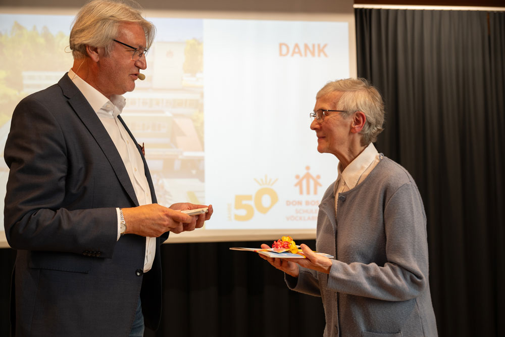 Und ein Dankschön ging an Sr. Maria Wallner für die jahrelange Leitung des Praxiskindergartens.