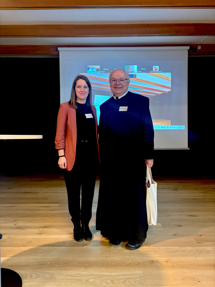 Carina Baumgartner, Leiterin der Don Bosco Bildungsforums, mit Hauptreferent Abt Petrus Pilsinger