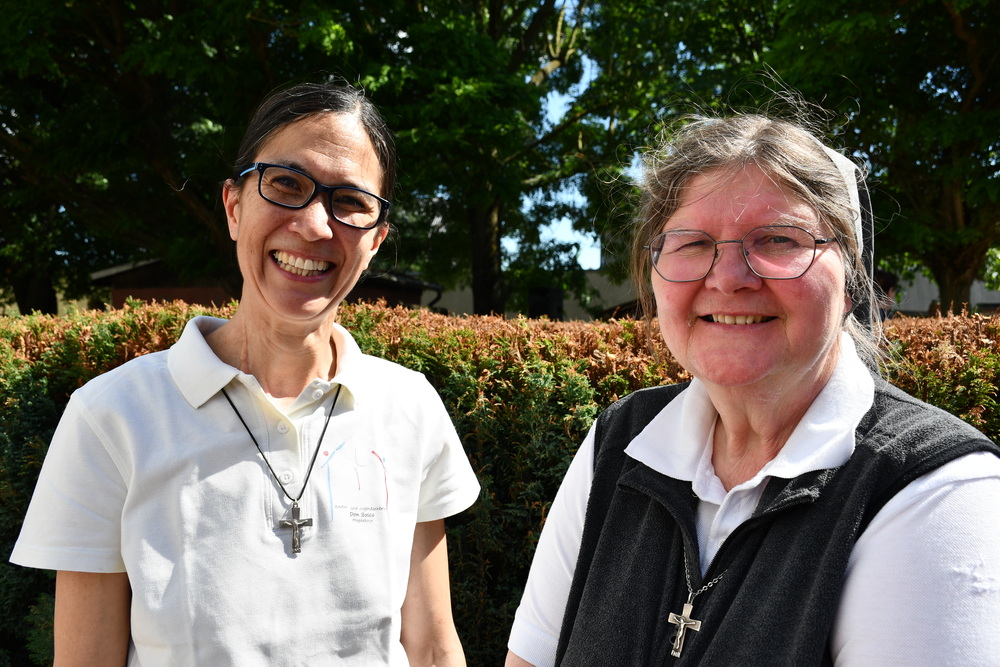 Sr. Bernadeth und Sr. Lydia strahlen, dass die Renovierung und Wiedereröffnung so gut gelungen ist!