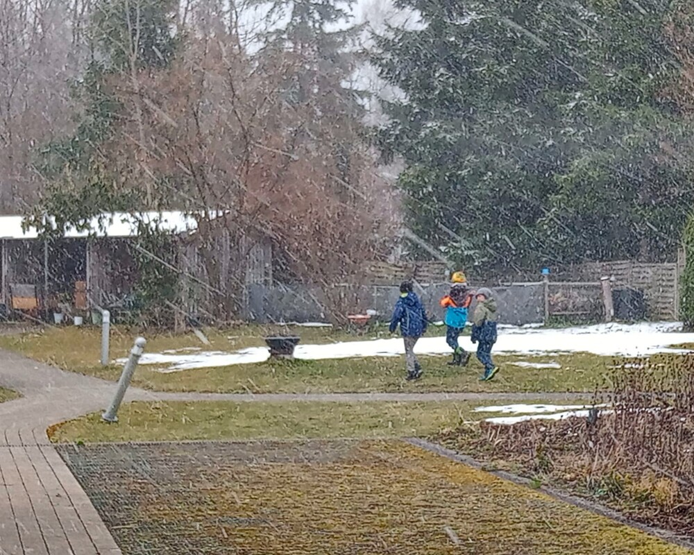 Die Kinder suchten anschließend ihr Osternest im Garten - und im Schneegestöber.