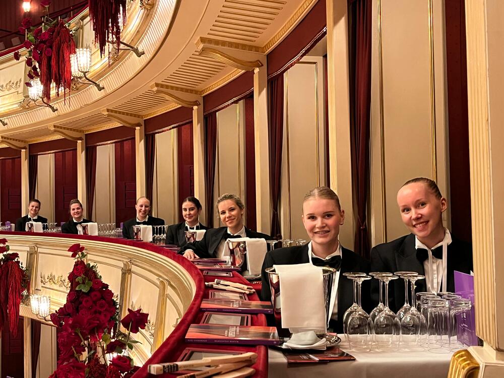 Schüler/innen im festlichen Ambiente