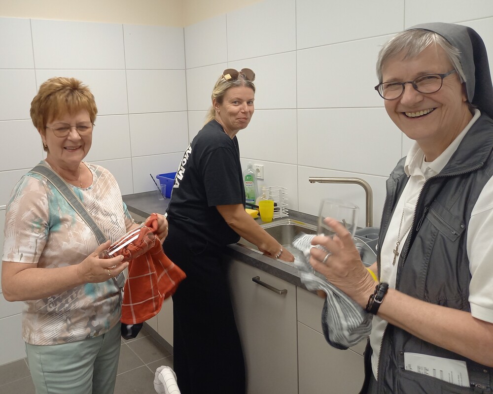 Viele ehrenamtliche Hände helfen mit...