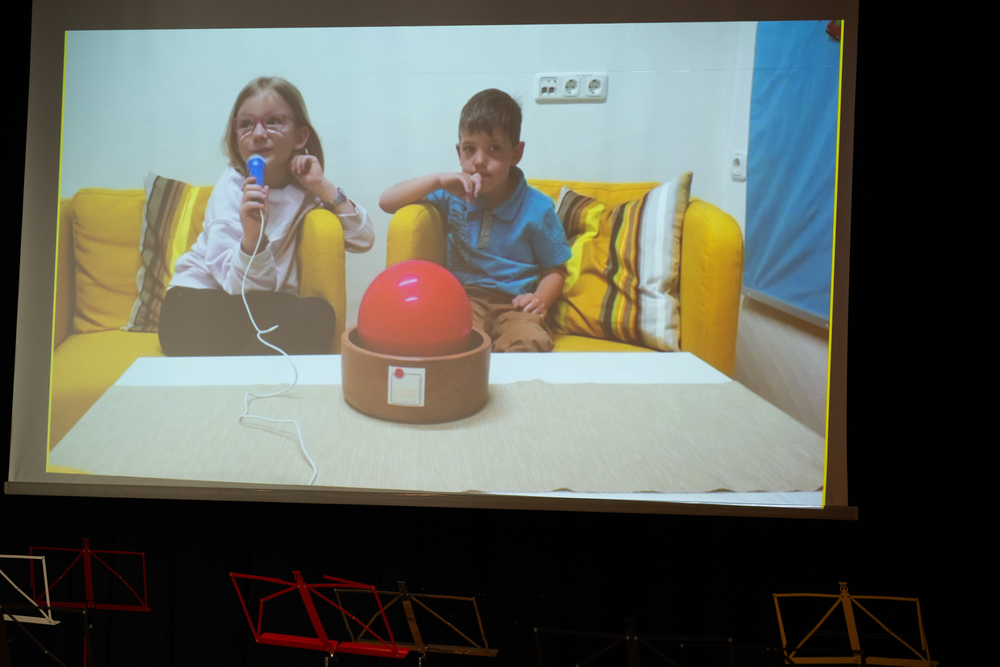 Dingsda: die Kinder vom Praxiskindergartern erklären die "Berufe" der Ehrengäste.