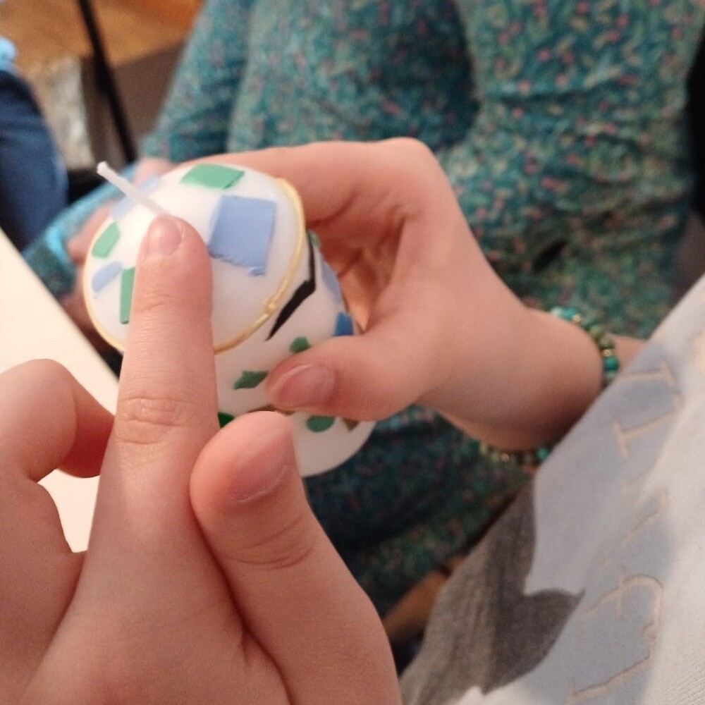 Mit Eifer werden Kerzen verziert...