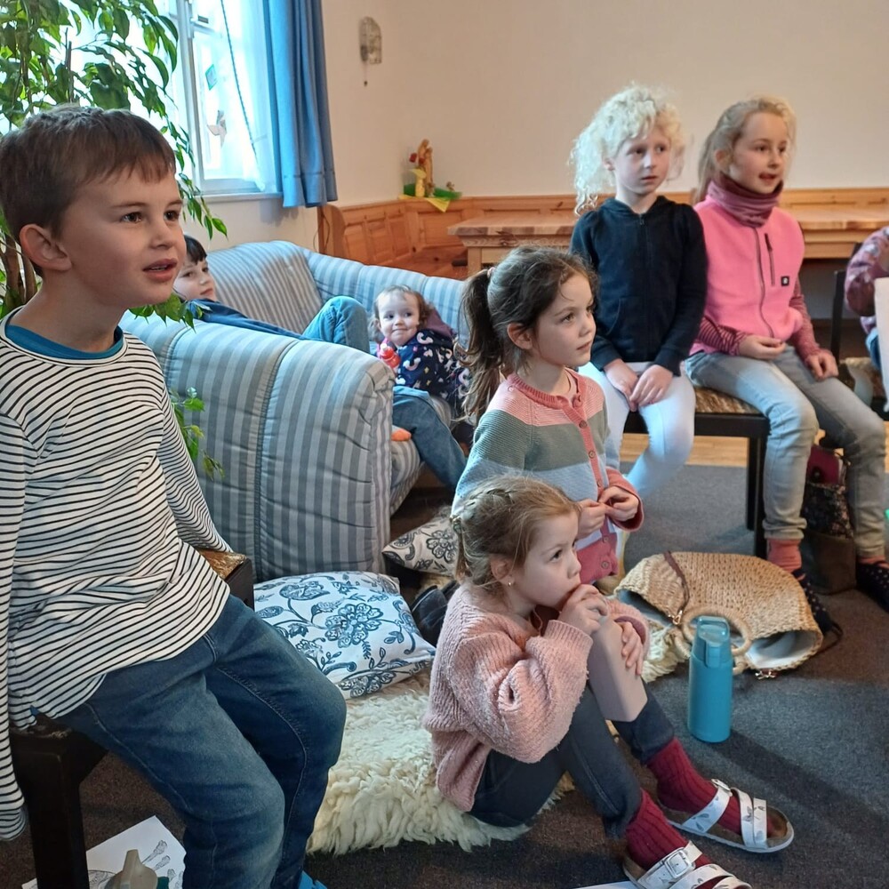 Die Kinder hören voll Spannung zu.