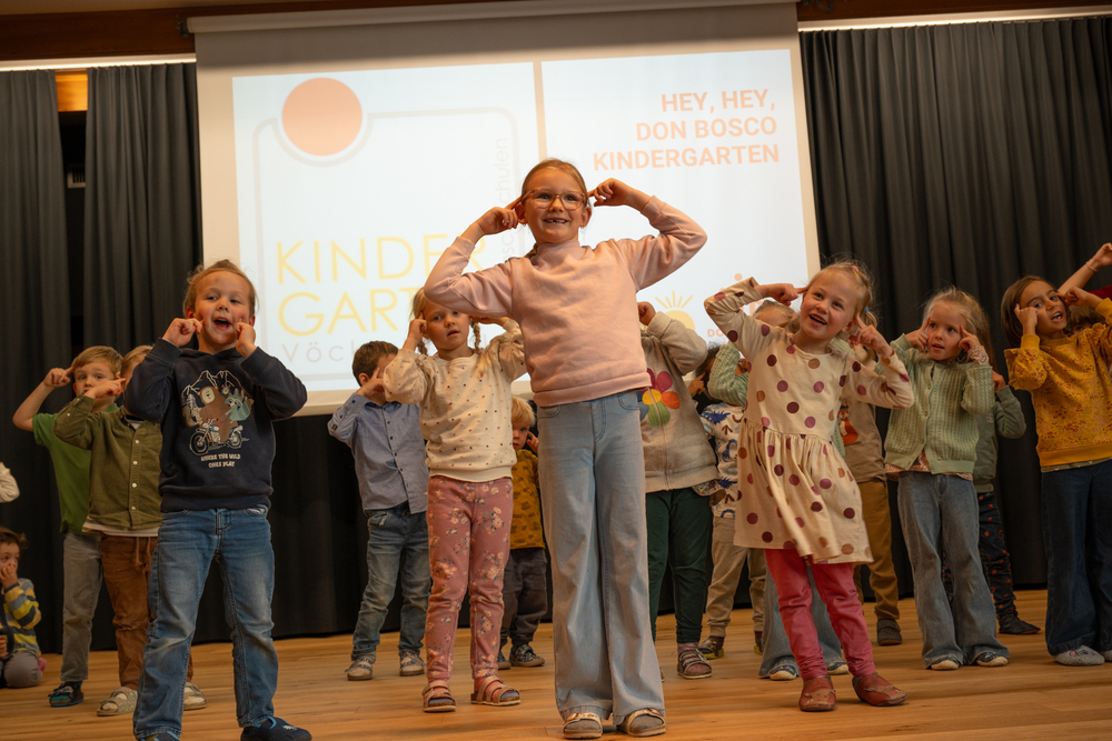 Hey, Don Bosco Kindergarten – der Praxiskindergarten überraschte mit einem eigenen Lied.