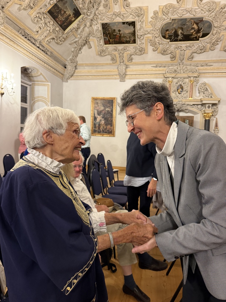 Provinzleiterin Sr. Maria Maul mit Gisela Trost (91), der ältesten SMDB
