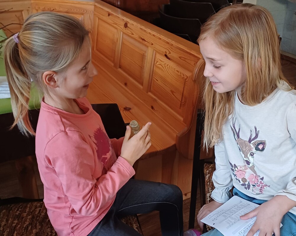 Die Kinder segnen einander.