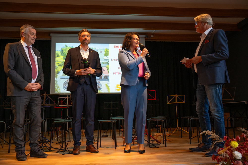 Zu den Ehrengästen aus Politik und Bildung zählten Bildungsdirektor Mag. Dr. Alfred Klampfer, Bürgermeister DI Peter Schobesberger und Landtagsabgeordnete Elisabeth Gneißl.