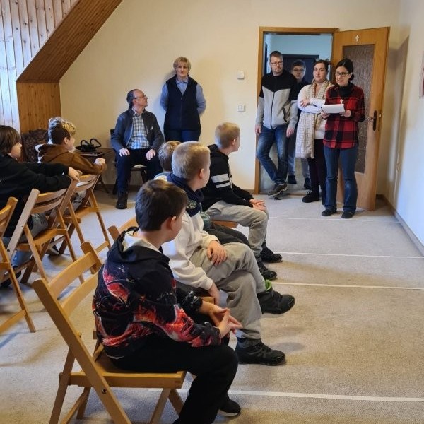 Sr. Bernadeth leitet das Spiel 1, 2 oder 3.