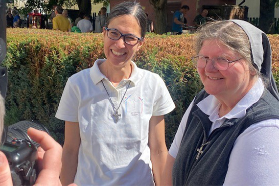 Sr. Bernadeth und Sr. Lydia strahlen, dass die Renovierung und Wiedereröffnung so gut gelungen ist!
