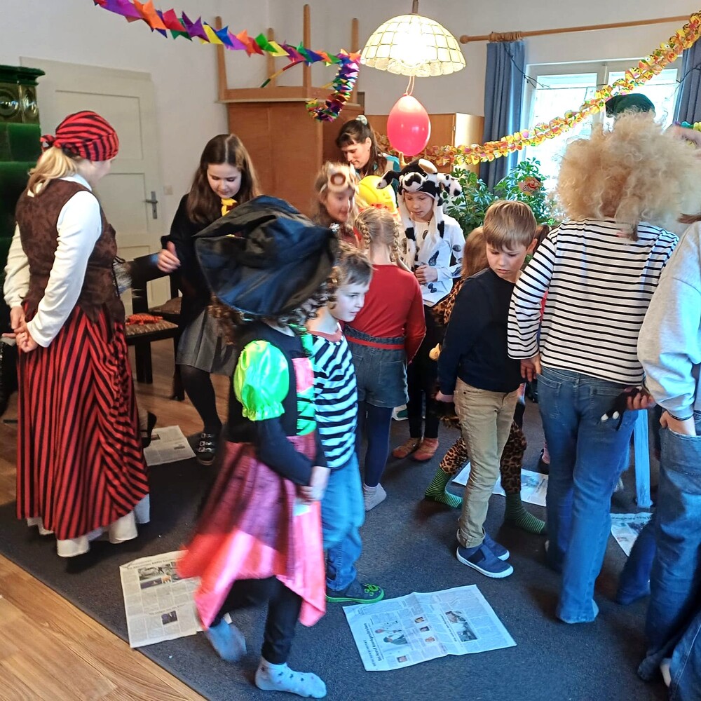 Fröhlicher Zeitungstanz