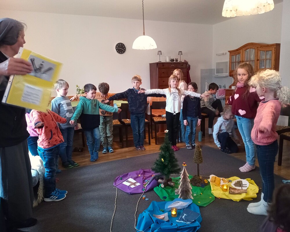 Auch unser eigener Körper kann die Form eines Kreuzes bilden.