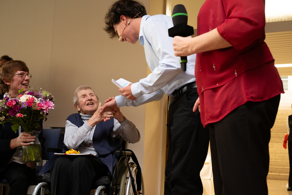 Standing Ovations gab es für die Schulgründerin und langjährige Direktorin Sr. Johanna Montag.