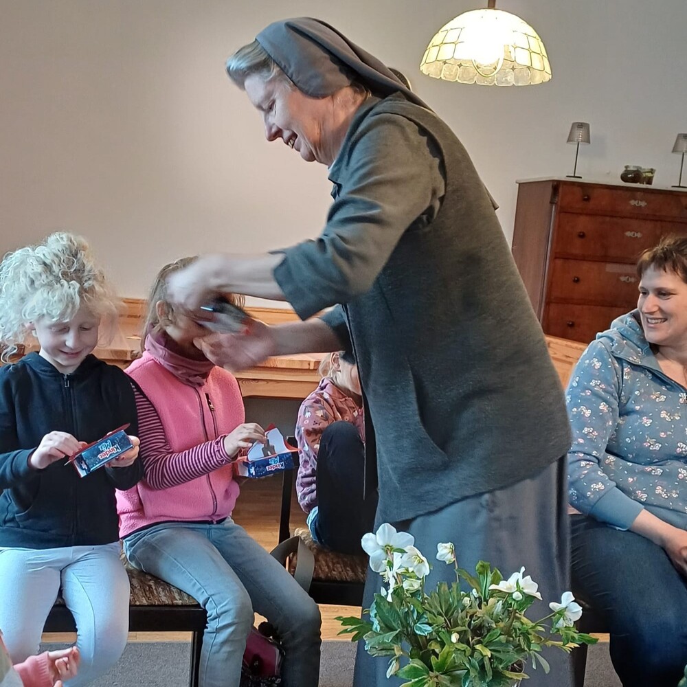 Zum Abschluss gibt es noch kleine Geschenk und Süßigkeiten.