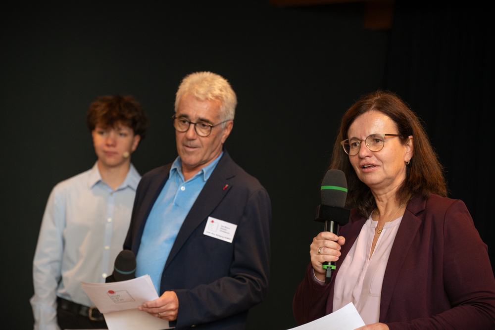 Stellvertretender Schulleiter Mag. Wolfgang Humer und Schulleiterin Mag. Margit Gangl begrüßen die Gäste.